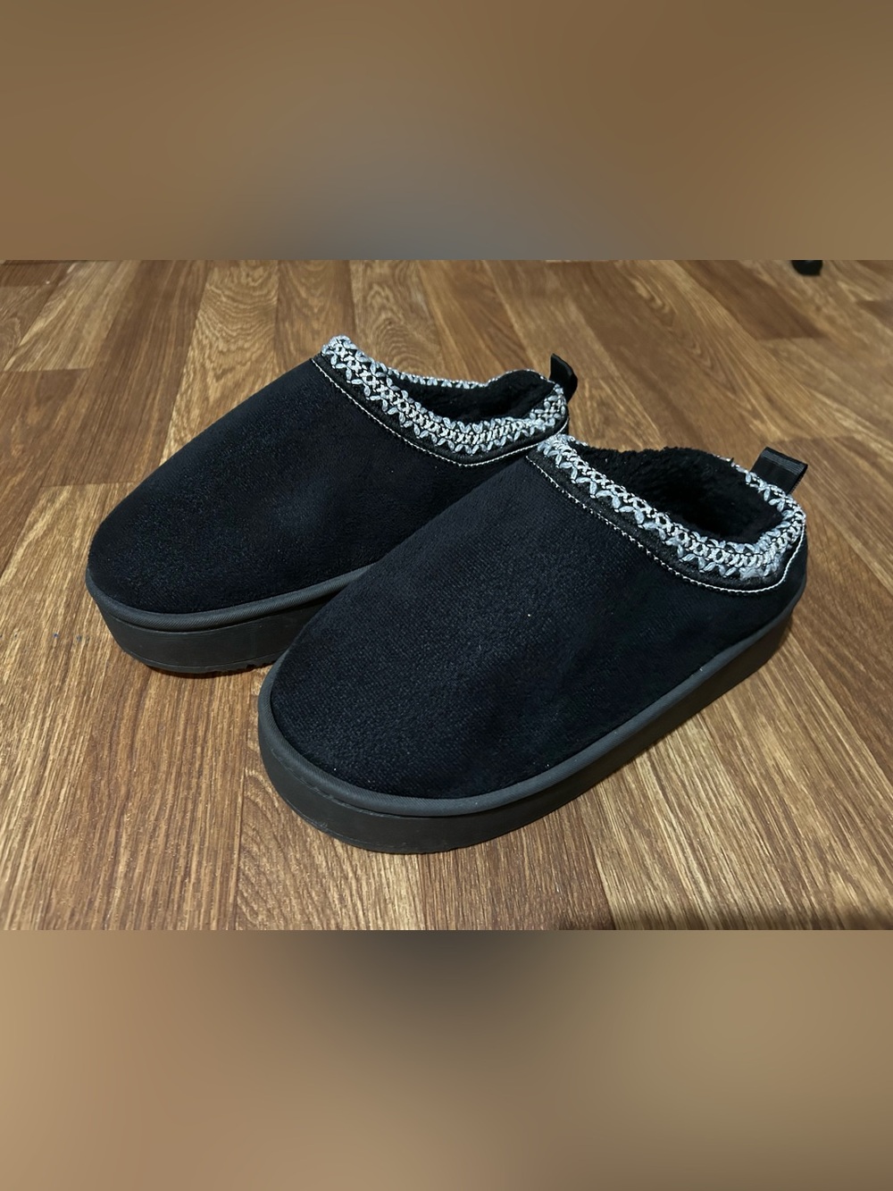 Sole Mates Women's Black Slip-On Slippers Size 7